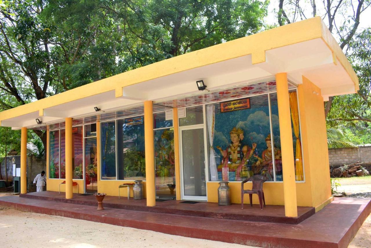 Sri Mayura Holiday Resort Катарагама Екстер'єр фото