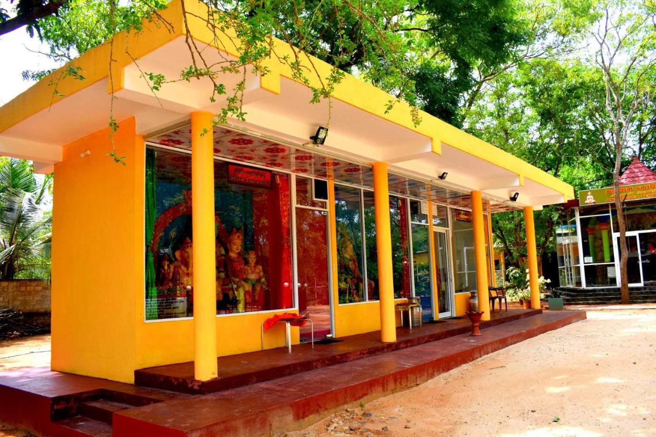 Sri Mayura Holiday Resort Катарагама Екстер'єр фото