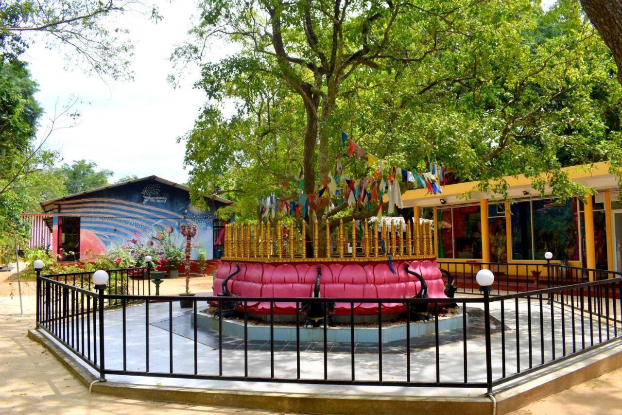 Sri Mayura Holiday Resort Катарагама Екстер'єр фото